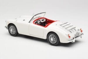 MGA Roadster Old English White Revell 1:18 08455 Kov – obrázok 7 z 8