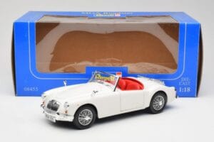 MGA Roadster Old English White Revell 1:18 08455 Kov – obrázok 8 z 8