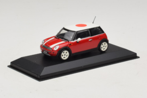 Mini Cooper Červený s Japonskou Vlajkou Minichamps 1:43 80420309024-R1 Kov – obrázok 2 z 5