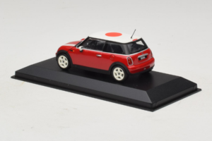 Mini Cooper Červený s Japonskou Vlajkou Minichamps 1:43 80420309024-R1 Kov – obrázok 3 z 5