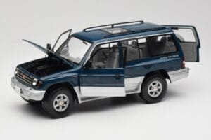 Mitsubishi Pajero V20 LWB Modrý & Strieborný Sun Star 1:18 1212 Kov – obrázok 2 z 8