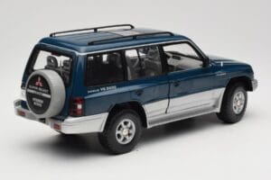 Mitsubishi Pajero V20 LWB Modrý & Strieborný Sun Star 1:18 1212 Kov – obrázok 3 z 8