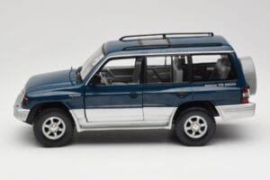 Mitsubishi Pajero V20 LWB Modrý & Strieborný Sun Star 1:18 1212 Kov – obrázok 4 z 8