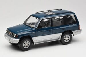 Mitsubishi Pajero V20 LWB Modrý & Strieborný Sun Star 1:18 1212 Kov