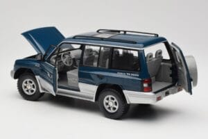 Mitsubishi Pajero V20 LWB Modrý & Strieborný Sun Star 1:18 1212 Kov – obrázok 5 z 8