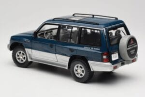 Mitsubishi Pajero V20 LWB Modrý & Strieborný Sun Star 1:18 1212 Kov – obrázok 7 z 8
