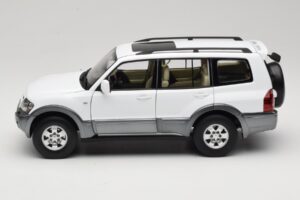 Mitsubishi Pajero V73 Biely YC Model 1:18 241218040103010206 Kov – obrázok 4 z 8