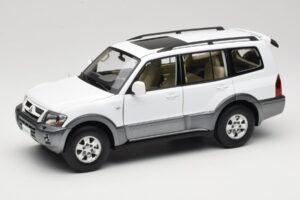 Mitsubishi Pajero V73 Biely YC Model 1:18 241218040103010206 Kov