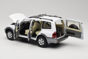 Mitsubishi Pajero V73 Biely YC Model 1:18 241218040103010206 Kov – obrázok 5 z 8