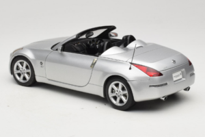 Nissan Fairlady Z Z33 Roadster Diamond Silver AUTOart 1:18 77376 Kov – obrázok 7 z 8