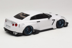 Nissan GT-R R35 Boost Wars 2 Biely Jp Kraemo 1:18 KRAEMO001 Kov – obrázok 3 z 7