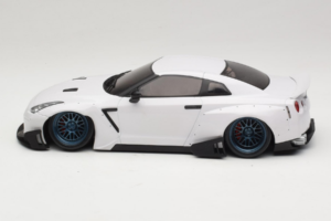 Nissan GT-R R35 Boost Wars 2 Biely Jp Kraemo 1:18 KRAEMO001 Kov – obrázok 4 z 7