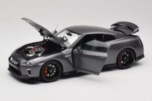 Nissan GT-R R35 Track Edition NISMO Gun Metallic MotorHelix 1:18 M83507 Kov – obrázok 2 z 8