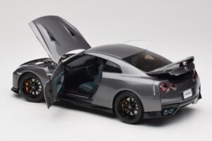 Nissan GT-R R35 Track Edition NISMO Gun Metallic MotorHelix 1:18 M83507 Kov – obrázok 5 z 8