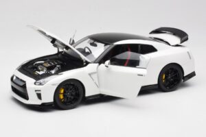 Nissan GT-R R35 Track Edition NISMO Pearl White MotorHelix 1:18 M83518 Kov – obrázok 2 z 8
