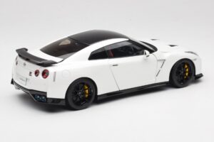 Nissan GT-R R35 Track Edition NISMO Pearl White MotorHelix 1:18 M83518 Kov – obrázok 3 z 8