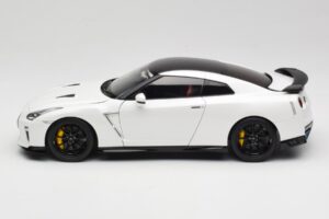Nissan GT-R R35 Track Edition NISMO Pearl White MotorHelix 1:18 M83518 Kov – obrázok 4 z 8