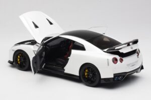Nissan GT-R R35 Track Edition NISMO Pearl White MotorHelix 1:18 M83518 Kov – obrázok 5 z 8