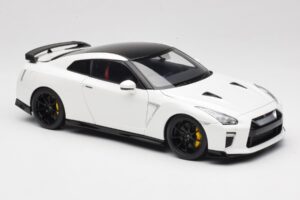 Nissan GT-R R35 Track Edition NISMO Pearl White MotorHelix 1:18 M83518 Kov – obrázok 6 z 8