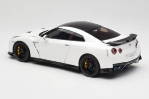 Nissan GT-R R35 Track Edition NISMO Pearl White MotorHelix 1:18 M83518 Kov – obrázok 7 z 8