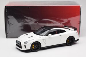 Nissan GT-R R35 Track Edition NISMO Pearl White MotorHelix 1:18 M83518 Kov – obrázok 8 z 8