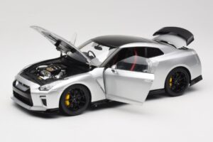 Nissan GT-R R35 Track Edition NISMO T-Spec Ultimate Metal Silver MotorHelix 1:18 M83517 Kov – obrázok 2 z 8