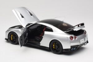 Nissan GT-R R35 Track Edition NISMO T-Spec Ultimate Metal Silver MotorHelix 1:18 M83517 Kov – obrázok 5 z 8