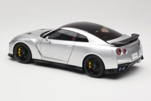 Nissan GT-R R35 Track Edition NISMO T-Spec Ultimate Metal Silver MotorHelix 1:18 M83517 Kov – obrázok 7 z 8