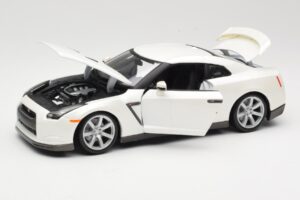 Nissan GT-R R35 Biely Bburago 1:18 18-12079 Kov – obrázok 2 z 8
