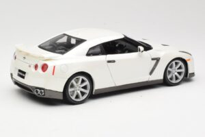 Nissan GT-R R35 Biely Bburago 1:18 18-12079 Kov – obrázok 3 z 8