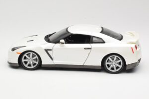 Nissan GT-R R35 Biely Bburago 1:18 18-12079 Kov – obrázok 4 z 8