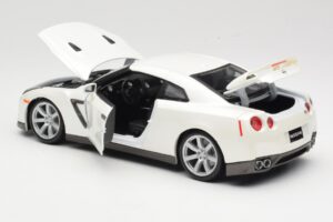 Nissan GT-R R35 Biely Bburago 1:18 18-12079 Kov – obrázok 5 z 8