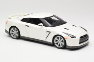 Nissan GT-R R35 Biely Bburago 1:18 18-12079 Kov – obrázok 6 z 8