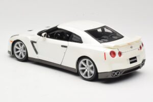 Nissan GT-R R35 Biely Bburago 1:18 18-12079 Kov – obrázok 7 z 8