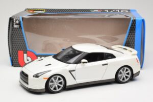Nissan GT-R R35 Biely Bburago 1:18 18-12079 Kov – obrázok 8 z 8