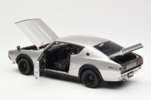 Nissan Skyline 2000 GT-R KPGC110 Strieborný Kyosho 1:18 08255S Kov – obrázok 5 z 8