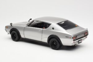 Nissan Skyline 2000 GT-R KPGC110 Strieborný Kyosho 1:18 08255S Kov – obrázok 7 z 8