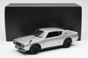 Nissan Skyline 2000 GT-R KPGC110 Strieborný Kyosho 1:18 08255S Kov – obrázok 8 z 8