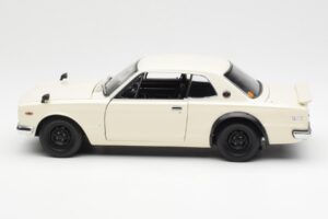 Nissan Skyline 2000 GT-R KPGC110 Biely Kyosho 1:18 08127W Kov – obrázok 4 z 8
