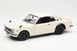 Nissan Skyline 2000 GT-R KPGC110 Biely Kyosho 1:18 08127W Kov