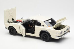Nissan Skyline 2000 GT-R KPGC110 Biely Kyosho 1:18 08127W Kov – obrázok 5 z 8