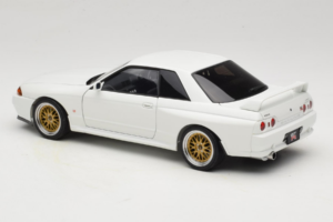 Nissan Skyline GT-R R32 V-Spec II Tuned Crystal White AUTOart 1:18 77416 Kov – obrázok 7 z 8