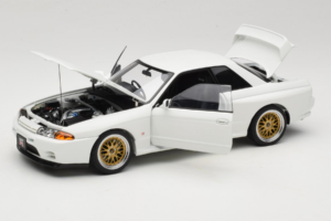 Nissan Skyline GT-R R32 V-Spec II Tuned Crystal White AUTOart 1:18 77416 Kov – obrázok 2 z 8