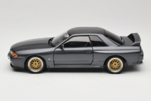 Nissan Skyline GT-R R32 V-Spec II Tuned Gun Grey Metallic AUTOart 1:18 77417 Kov – obrázok 4 z 8