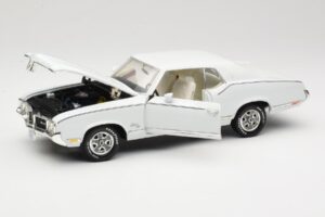 Oldsmobile Cutlass SX Biely ERTL 1:18 33775 Kov – obrázok 2 z 8