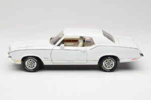 Oldsmobile Cutlass SX Biely ERTL 1:18 33775 Kov – obrázok 4 z 8