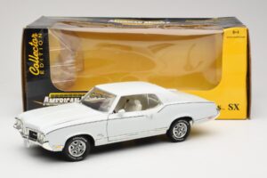 Oldsmobile Cutlass SX Biely ERTL 1:18 33775 Kov – obrázok 8 z 8
