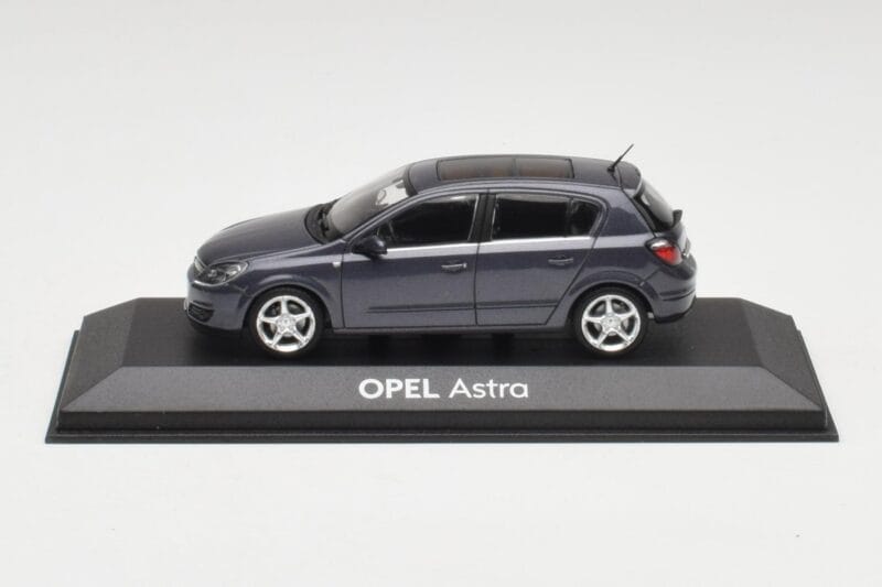 Opel Astra H Tmavomodrý Minichamps 1:43 B24910027-A1 Kov