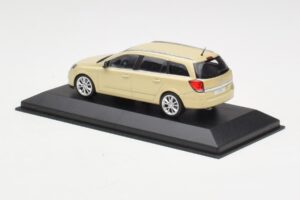 Opel Astra H Kombi Žltý Minichamps 1:43 1799098 Kov – obrázok 3 z 4