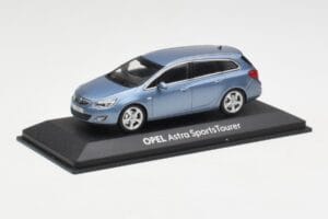 Opel Astra J Sports Tourer Blue Metallic Minichamps 1:43 400049012 Kov – obrázok 2 z 4